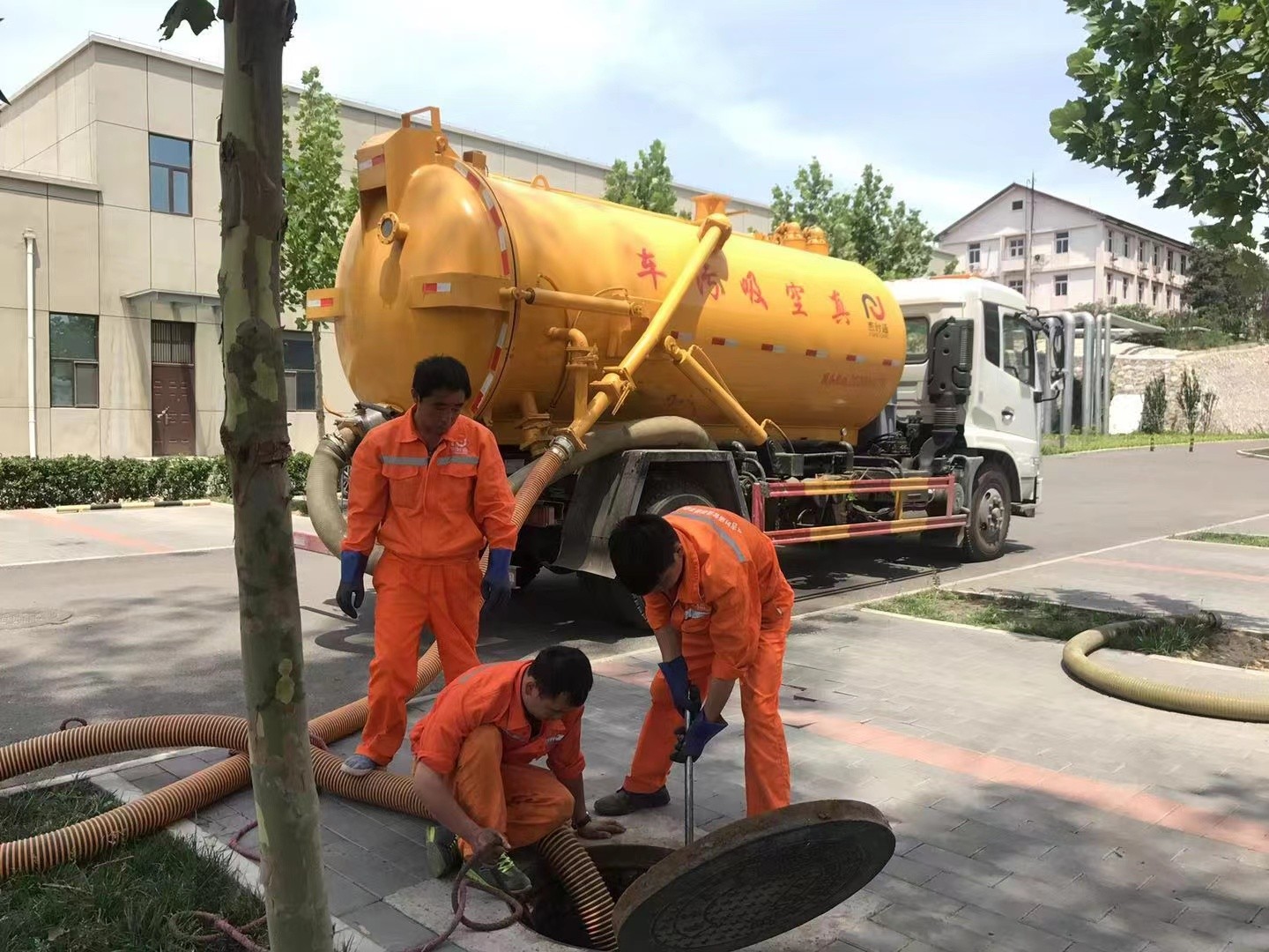 那曲管道疏通车停在窨井附近