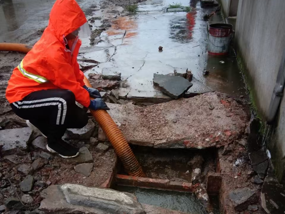 那曲专业清理污水池 炜誉市政以规范流程守护城市 “肠道”