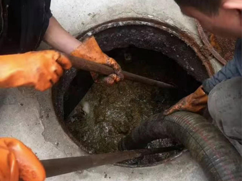 那曲清理化粪池时如何避免沼气的危害?